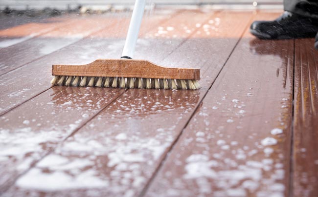 Effektive Reinigung und Pflege deiner Terrasse